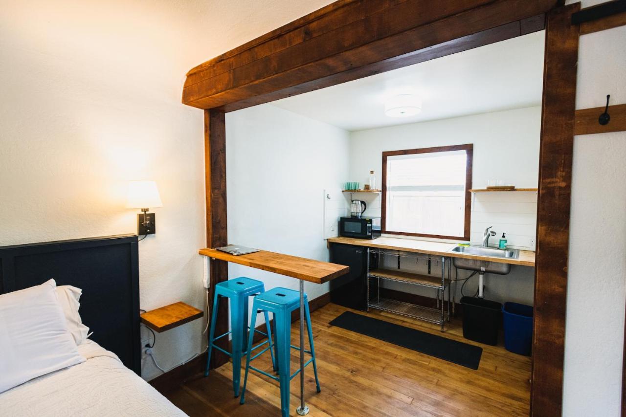 Left Coast Lodge - Pet Friendly Систерс Экстерьер фото
