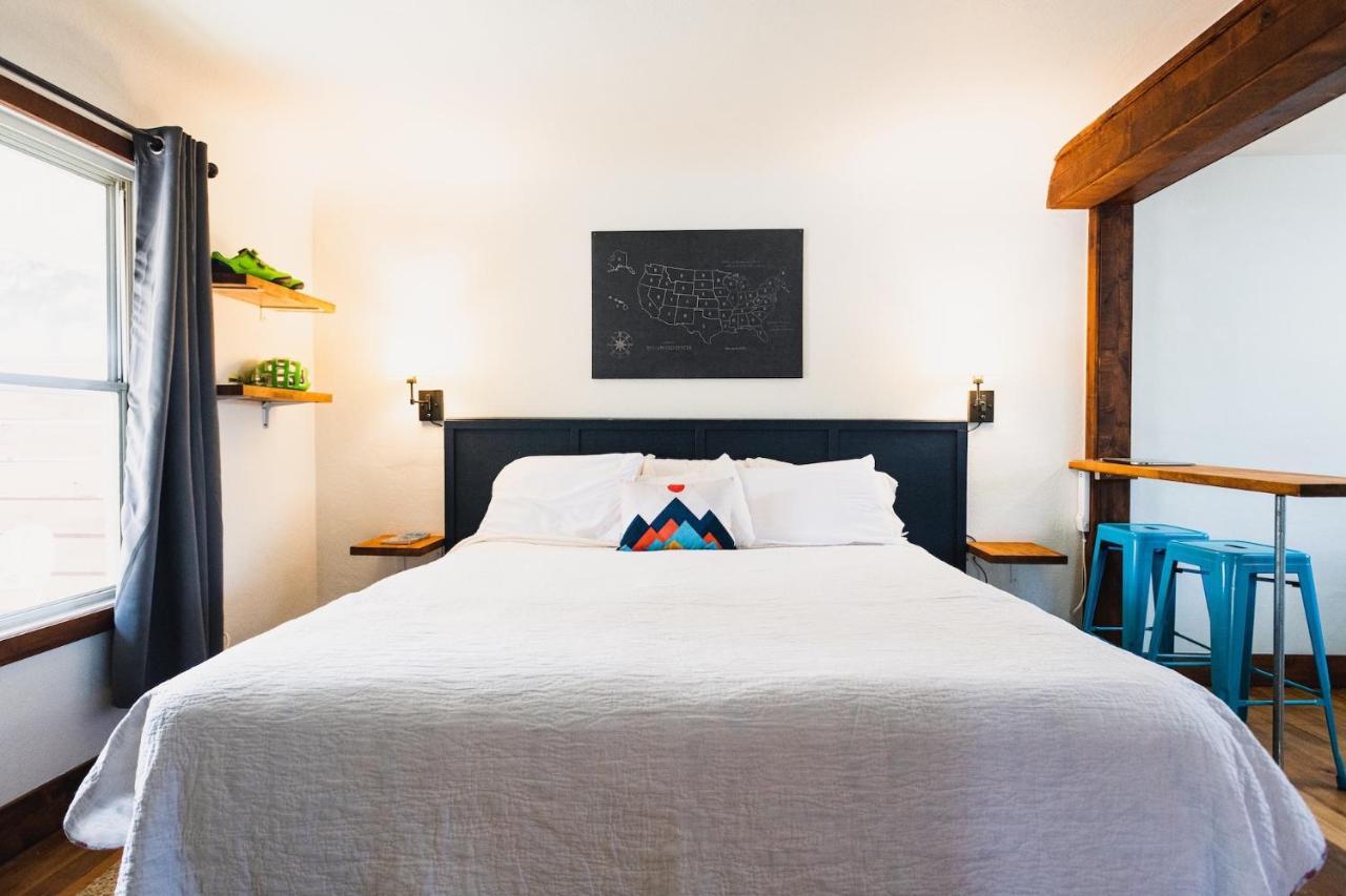 Left Coast Lodge - Pet Friendly Систерс Экстерьер фото