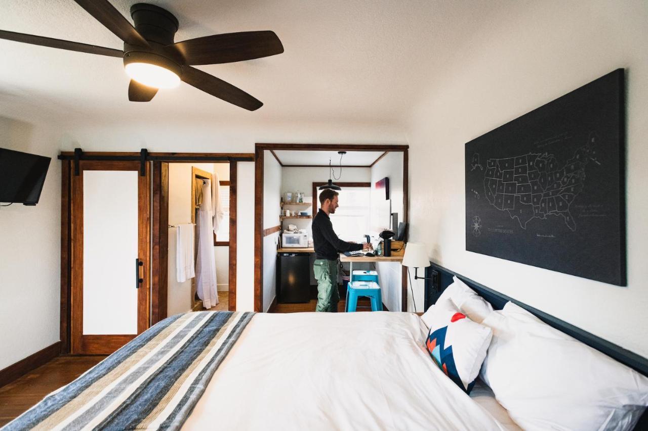 Left Coast Lodge - Pet Friendly Систерс Экстерьер фото