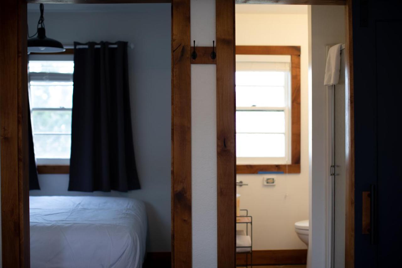 Left Coast Lodge - Pet Friendly Систерс Экстерьер фото