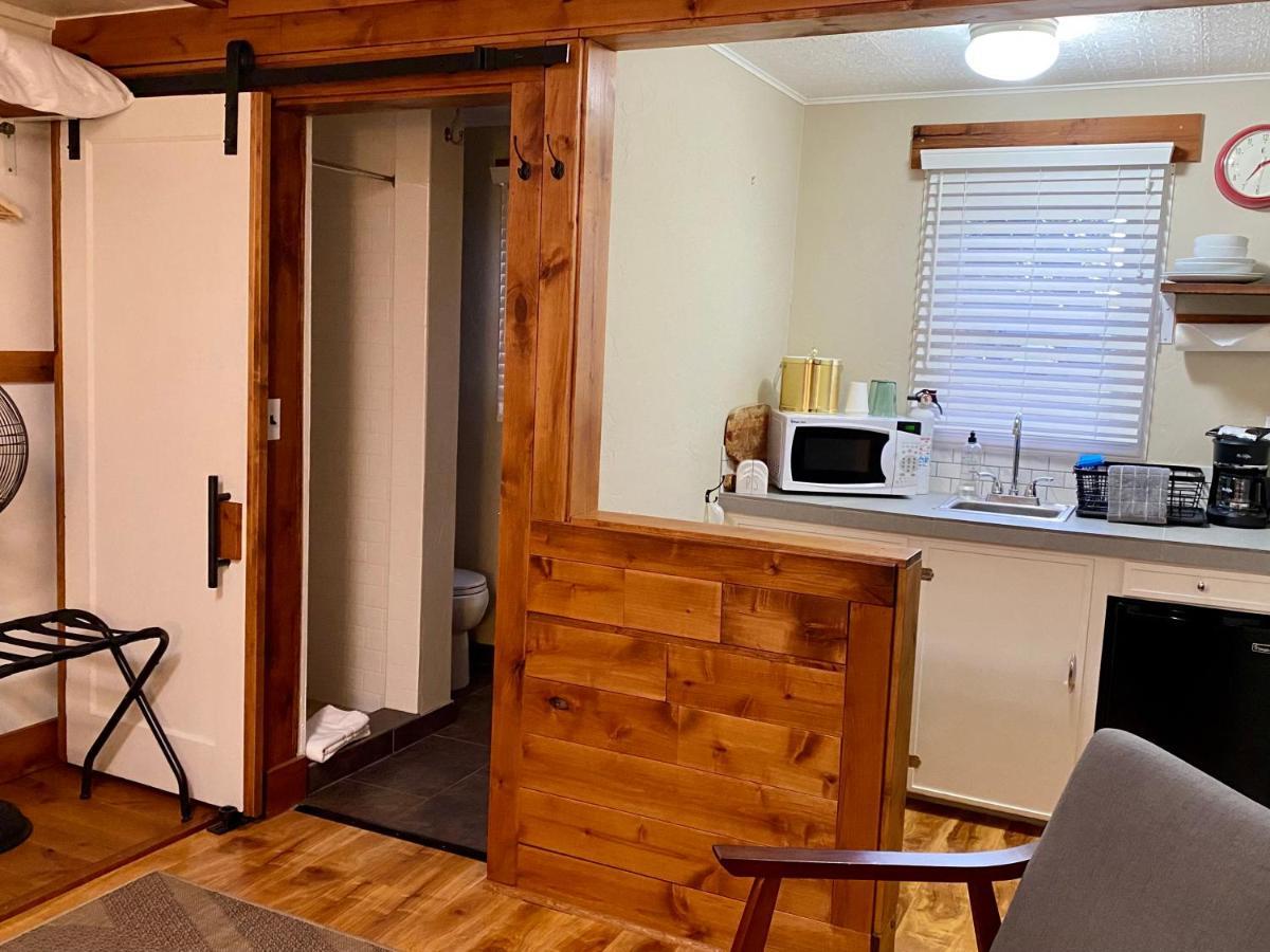 Left Coast Lodge - Pet Friendly Систерс Экстерьер фото