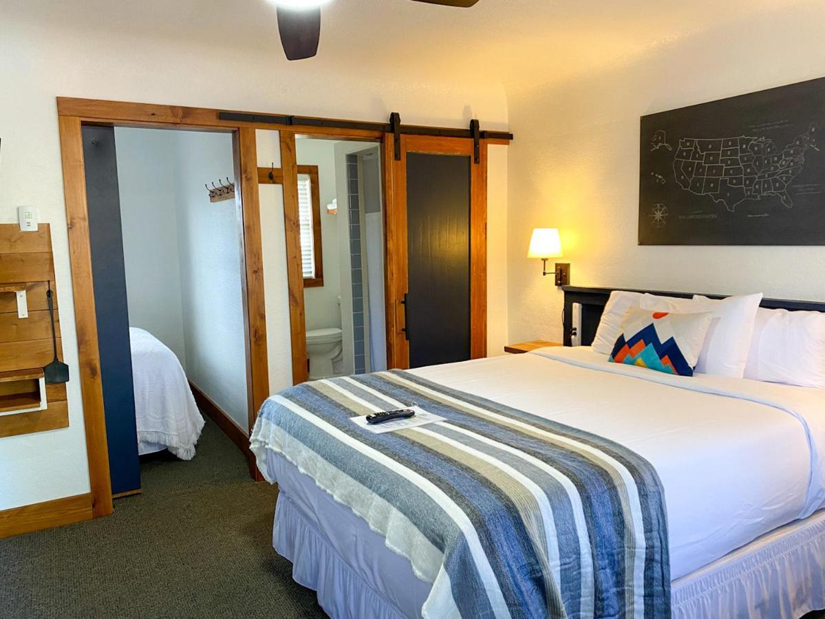 Left Coast Lodge - Pet Friendly Систерс Экстерьер фото